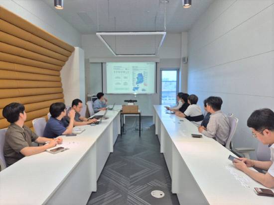 한국산업기술시험원이 의료 인공지능(AI)과 디지털헬스 분야 기업의 기술개발과 사업화를 지원하기 위해 현장 소통을 강화하고 맞춤형 기업지원 확대에 나섰다. 사진은 의료AI개발지원센터 입주기업 고객 간담회 모습. 사진=한국산업기술시험원