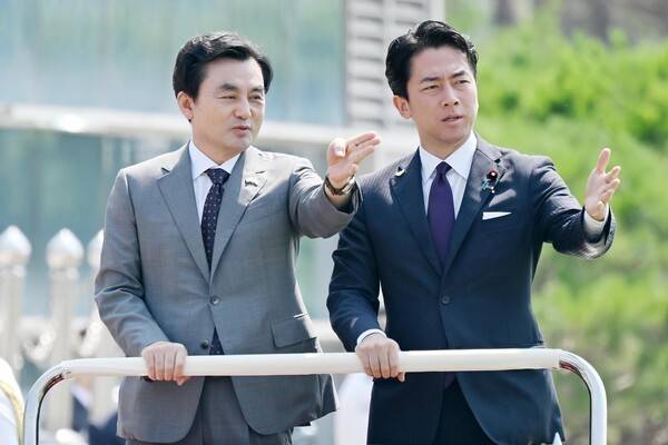 안규백 국방부 장관(왼쪽)과 고이즈미 신지로 일본 방위상이 28일 서울 용산구 국방부 연병장에서 의장대 사열을 하며 대화하고 있다. 연합뉴스