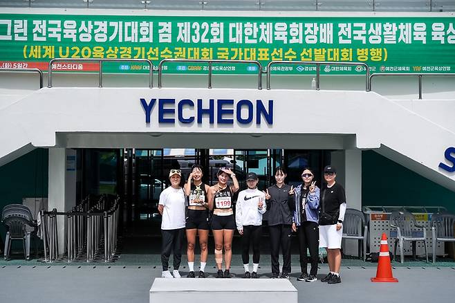 ▲ 김천시청 육상단이 경북 예천스타디움에서 열린 '2026 예천 KAAF배 제54회 전국육상경기대회'에서 금메달 2개와 은메달 1개, 동메달 1개를 획득해 기념사진을 찍고 있다.