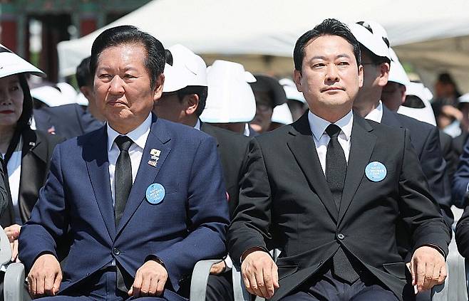 정청래(왼쪽) 더불어민주당 대표와 장동혁 국민의힘 대표가 지난 5월18일 광주 동구 5·18민주광장에서 열린 제46주년 5·18민주화운동 기념식에 참석해 있다.뉴시스