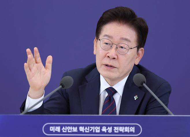 이재명 대통령이 26일 청와대에서 열린 '미래신안보 혁신기업 육성전략' 회의에서 발언하고 있다.(사진=연합뉴스)