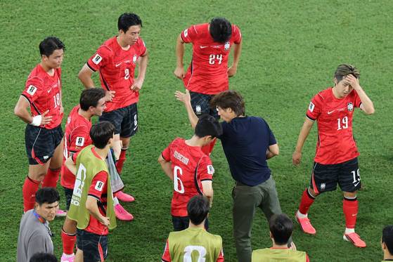 24일(현지시간) 멕시코 몬테레이 스타디움에서 열린 2026 북중미 월드컵 A조 3차전 한국과 남아프리카공화국의 경기. 홍명보 감독이 후반 하이드레이션 타임 때 전술을 지시하고 있다. 〈사진=연합뉴스〉