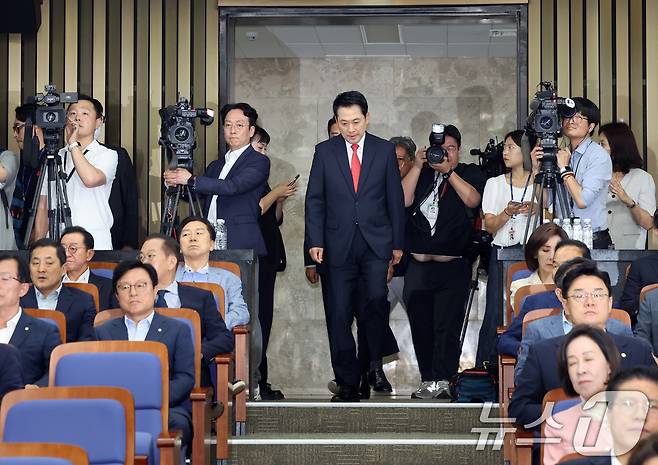 장동혁 국민의힘 대표가 17일 오후 서울 여의도 국회에서 열린 긴급 의원총회에 참석하고 있다. 2026.6.17 ⓒ 뉴스1 황기선 기자