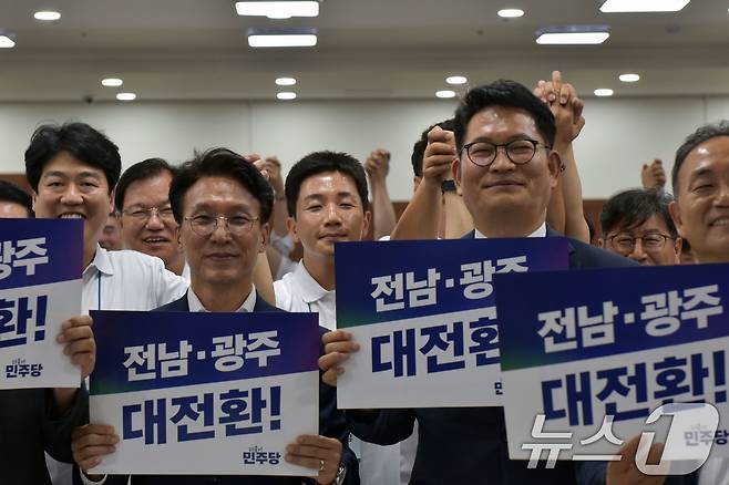 김민석 국무총리와 송영길 더불어민주당 의원이 16일 전남 보성 다비치콘도에서 열린 제9회 전국동시지방선거 전남광주통합특별시의원 당선인 워크숍에서 손피켓을 들고 기념촬영을 하고 있다. 2026.6.16 ⓒ 뉴스1 김성준 기자