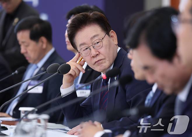 이재명 대통령이 26일 청와대에서 열린 미래 新안보 혁신기업 육성 전략회의에서 참석자들의 발언을 듣고 있다. 2026.6.26 ⓒ 뉴스1 이재명 기자