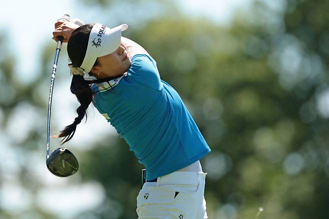 윤이나가 28일 열린 LPGA 투어 KPMG 위민스 PGA 챔피언십 3라운드에서 티샷을 하고 있다. 사진 | AFP=연합뉴스