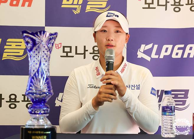 김민솔이 28일 열린 KLPGA 투어 맥콜·모나 용평 오픈 최종 3라운드에서 우승 후 인터뷰를 하고 있다. 사진 | KLPGA