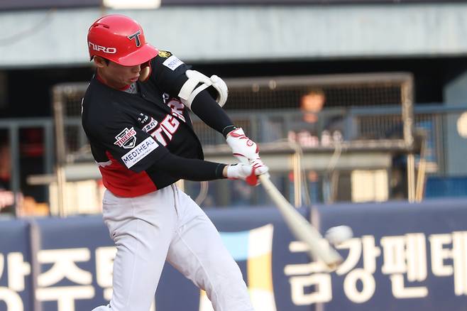 KIA 김호령이 28일 잠실구장에서 열린 2026 KBO리그 정규시즌 두산전에서 5회초 투런 홈런을 날리고 있다. 사진 | KIA 타이거즈