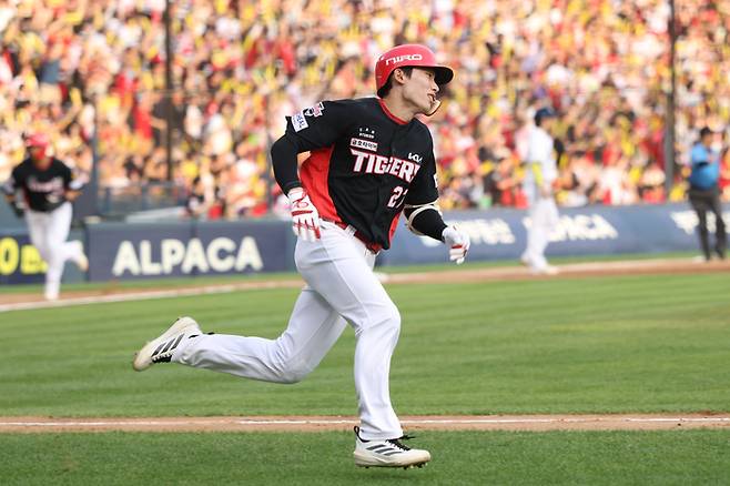 KIA 김호령이 28일 잠실구장에서 열린 2026 KBO리그 정규시즌 두산과 경기에서 6회초 3타점 2루타를 치고 있다. 사진 | KIA 타이거즈