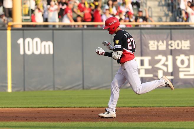 KIA 김호령이 28일 잠실구장에서 열린 2026 KBO리그 정규시즌 두산과 경기에서 5회초 선제 투런포를 때린 후 베이스를 돌고 있다. 사진 | KIA 타이거즈