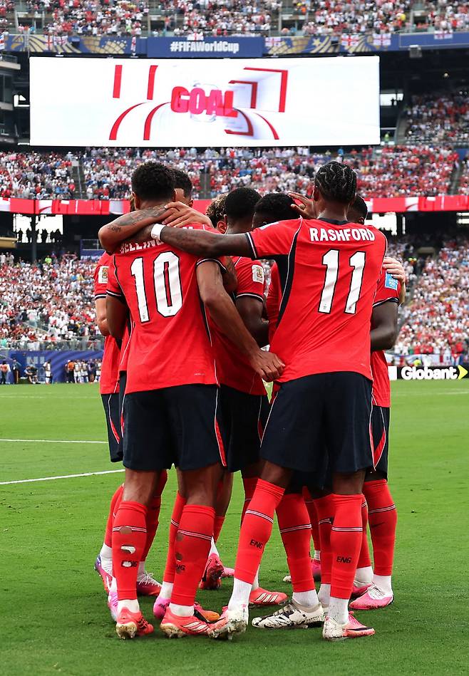 EAST RUTHERFORD, NEW JERSEY - JUNE 27: Jude Bellingham #10 of England celebrates with teammates after scoring the team's first goal during the FIFA World Cup 2026 Group L match between Panama and England at New York New Jersey Stadium on June 27, 2026 in East Rutherford, New Jersey.   Mattia Ozbot/Getty Images/AFP (Photo by Mattia Ozbot / GETTY IMAGES NORTH AMERICA / Getty Images via AFP)

<저작권자(c) 연합뉴스, 무단 전재-재배포, AI 학습 및 활용 금지>