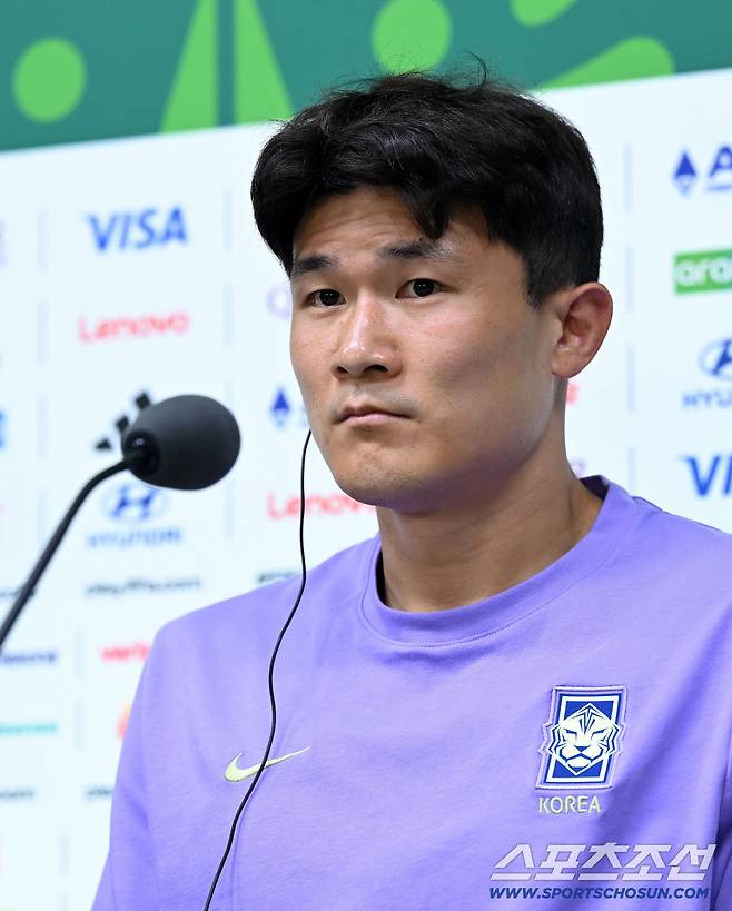 24일(한국시각) 멕시코 몬테레이 인근 과달루페의 에스타디오 몬테레이에서 열린 대한민국 월드컵대표팀의 공식 기자회견. 김민재가 질문을 듣고 있다. 과달루페(멕시코)=허상욱 기자wook@sportschosun.com/2026.06.24/