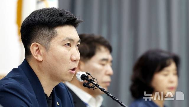 지난 6월 15일 오후 서울 송파구 올림픽파크텔에서 핸드볼경기장 사무공간 출입 제한 사태 관련 '대한민국 체육인 기자회견'을 열고 발언하고 있는 유승민 대한체육회장. 이 문제와는 별도로 그와 전 대한탁구협회 임직원의 비리혐의에 대한 경찰 수사가 조속히 마무리돼야 한다. / 뉴시스