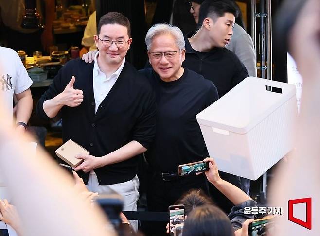 젠슨 황 엔비디아 최고경영자(CEO)가 5일 서울 마포구 서교동의 한 고깃집에서 최태원 SK회장, 구광모 LG회장, 이해진 네이버 의장과 삼겹살 회동 도중 구 회장과 기념촬영을 하고 있다. 2026.06.05 윤동주 기자