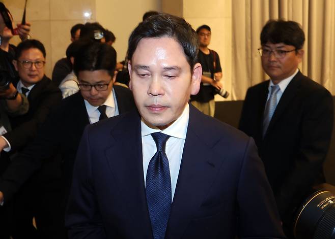 정용진 신세계그룹 회장이 26일 오전 서울 강남구 조선팰리스에서 열린 기자회견에서 스타벅스 '탱크데이' 논란 관련 대국민 사과를 마친 후 회견장을 나서고 있다. /뉴스1
