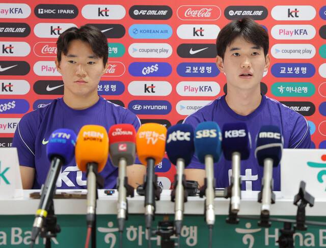 한국 축구 국가대표팀 양현준(왼쪽)과 김진규가 28일(한국시각) 멕시코 과달라하라 베이스캠프 훈련에 앞서 취재진 질문에 답변하고 있다. 사포판/연합뉴스