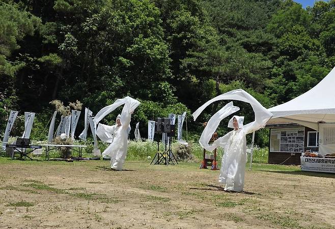 지난 27일 열린 골령골학살사건 합동위령제에서 대전민예총 회원들이 희생자들 넋을 달래는 승무 공연을 하고 있다. 최예린 기자