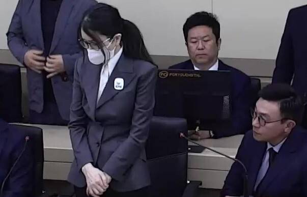 최재영 목사를 비롯한 여러명에게 금품을 수수한 혐의를 받는 김건희 여사가 26일 서울 서초구 서울중앙지법에서 열린 특정범죄가중처벌법의 알선수재 혐의 사건 1심 선고 공판에 출석하고 있다. 연합뉴스
