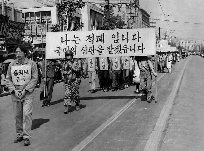 한국 축구 국가대표팀이 2026 북중미 월드컵 32강 진출에 실패한 28일 온라인 커뮤니티에 게시된 인공지능 기반 합성 사진. 홍명보(맨 왼쪽) 대표팀 감독이 포승줄에 묶인 채 걷고 있는 모습으로 표현됐다. 온라인 커뮤니티 캡처