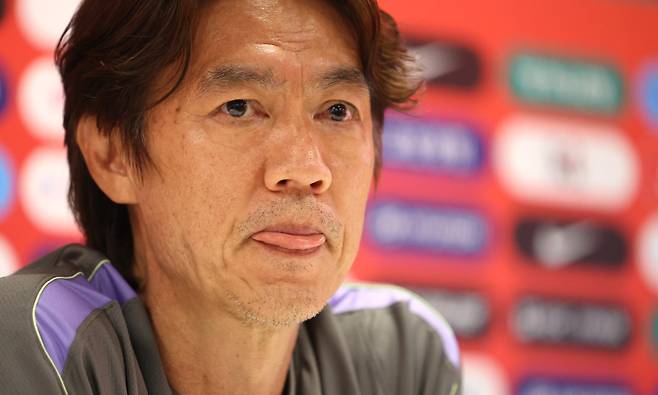 <yonhap photo-3641=""> 기자 질문 듣는 홍명보 감독 (사포판[멕시코 할리스코주]=연합뉴스) 최재구 기자 = 2026 북중미 월드컵 A조 조별리그 3차전에서 남아공에 패해 32강 합류를 위해 다른 조의 결과를 기다리고 있는 한국 축구국가대표팀이 25일(현지시간) 팀 베이스캠프인 멕시코 과달라하라로 돌아와 사포판 치바스 바예 베르데에서 회복훈련을 했다. 훈련에 앞서 갖은 기자회견에서 홍명보 감독이 기자의 질문을 듣고 있다.</yonhap>