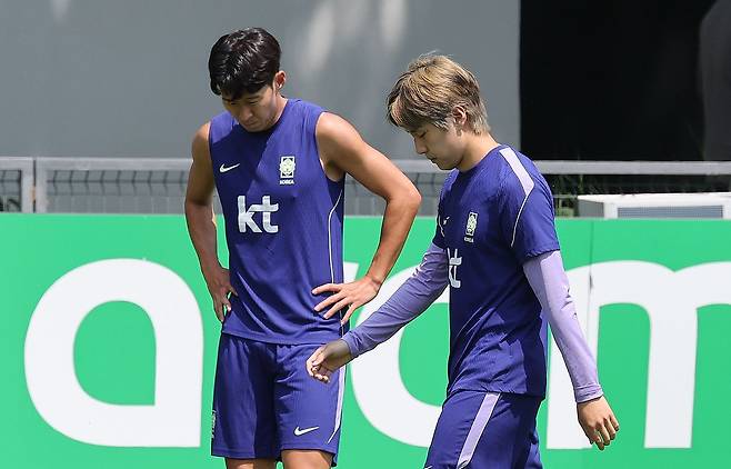(과달라하라(멕시코)=뉴스1) 임세영 기자 = 대한민국 축구국가대표팀 손흥민과 이강인이 27일(현지시간) 멕시코 과달라하라 인근 대한민국 축구대표팀의 베이스캠프 훈련장인 치바스 바예 베르데에서 훈련을 하고 있다.  이날 미국 애틀랜타 스타디움에서 열린 2026 FIFA 월드컵 K조 콩고 민주공화국과 우즈베키스탄의 경기에서 콩고 민주공화국이 우즈베키스탄을 3대 1로 이겼다.   한국 축구대표팀의 2026 국제축구연맹(FIFA) 북중미 월드컵 32강 진출이 끝내 무산됐다.  48개국이 출전한 이번 대회는 각 조 1·2위 24개 팀과 조 3위 12개 팀 가운데 상위 8개 팀이 32강 토너먼트에 진출한다. 한국은 조 3위 팀 간 순위 경쟁에서 8위 밖으로 밀리며 탈락이 확정됐다. 2026.6.28/뉴스1