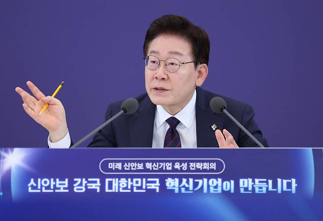이재명 대통령이 26일 청와대에서 열린 ‘미래신안보 혁신기업 육성전략‘ 회의에서 발언하고 있다. 연합뉴스 청와대통신사진기자단
