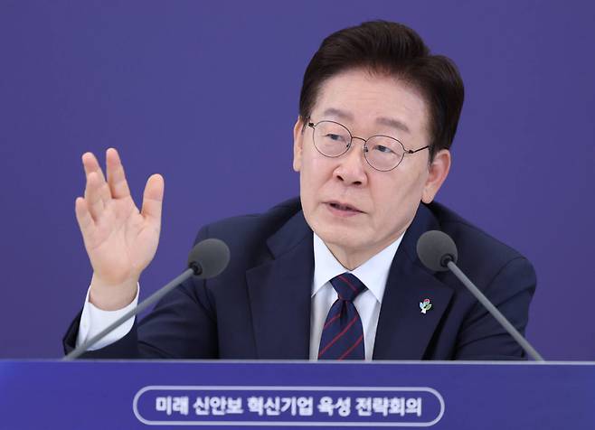 이재명 대통령이 26일 청와대에서 열린 '미래신안보 혁신기업 육성전략' 회의에서 발언하고 있다. 연합뉴스