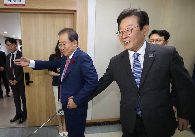 이재명 대통령이 더불어민주당 대표였던 2023년 5월10일 대구시청 산격청사를 찾은 뒤 당시 홍준표 대구시장의 안내를 받아 청사를 빠져나가고 있다. 연합뉴스