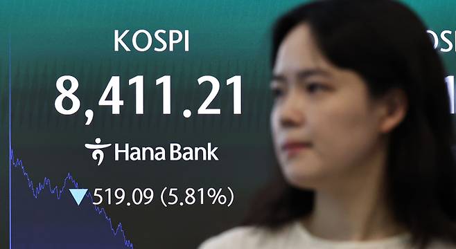 지난 26일 코스피가 5.81% 급락하며 8411.21에 마감했다. [연합뉴스]