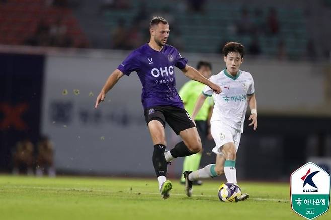 FC 안양에서 큰 사랑을 받았던 토마스(사진 왼쪽). 사진=한국프로축구연맹