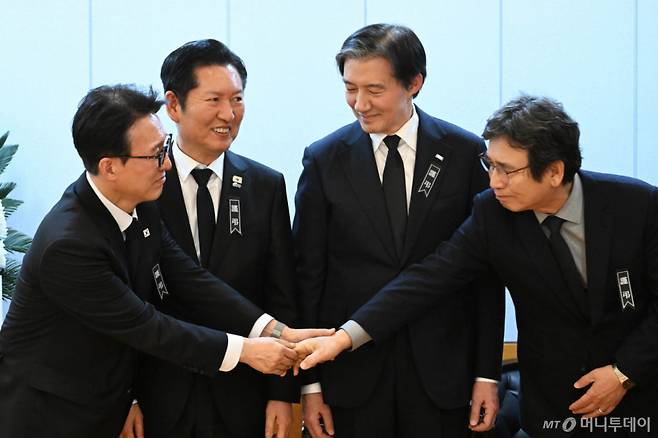 (서울=뉴스1) 사진공동취재단 = 김민석 국무총리가 7일 서울 종로구 서울대학교병원 장례식장에 마련된 이해찬 민주평화통일자문회의 수석부의장의 빈소에서 정청래 더불어민주당 대표, 조국 조국혁신당 대표, 유시민 작가와 대화하고 있다.  2026.1.27/뉴스1  Copyright (C) 뉴스1. All rights reserved. 무단 전재 및 재배포,  AI학습 이용 금지. /사진=(서울=뉴스1) 사진공동취재단