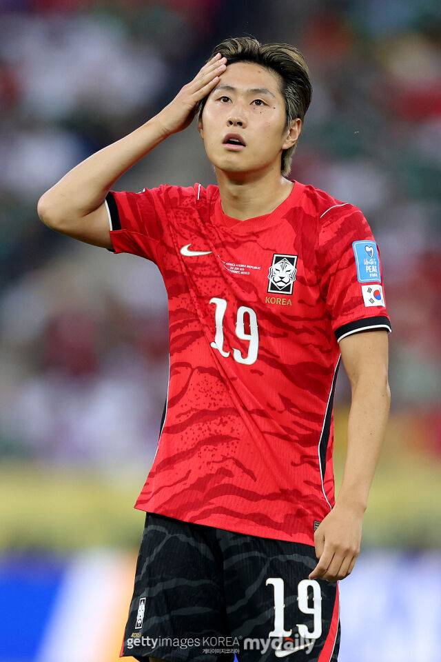 이강인이 25일 남아프리카공화국과 경기에서 머리를 만지고 있다. /게티이미지코리아