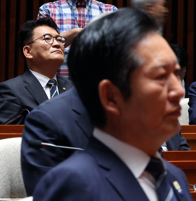 송영길 더불어민주당 의원이 지난 11일 여의도 국회에서 열린 의원총회에 참석하고 있다. 오른쪽은 정청래 전 민주당 대표. [뉴시스]