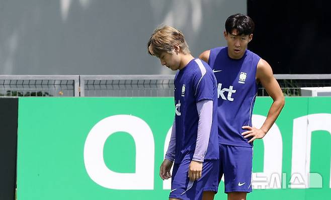 [사포판(멕시코)=뉴시스] 전신 기자 = 축구 국가대표팀 손흥민과 이강인이 27일(현지 시간) 멕시코 과달라하라 인근 사포판에 위치한 치바스 바예 베르데에서 훈련을 하고 있다. 2026.06.28. photo1006@newsis.com