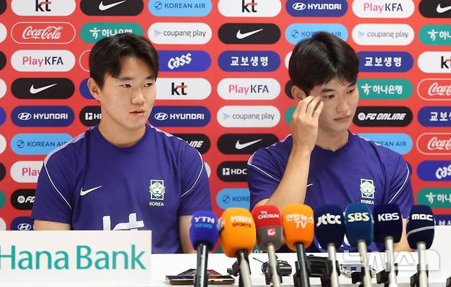 [사포판(멕시코)=뉴시스] 김명년 기자 = 축구 국가대표팀 양현준(왼쪽)이 27일(현지 시간) 멕시코 과달라하라 인근 사포판에 위치한 베이스캠프 훈련장 치바스 바예 베르데에서 훈련 전 기자회견하고 있다. 2026.06.28. kmn@newsis.com