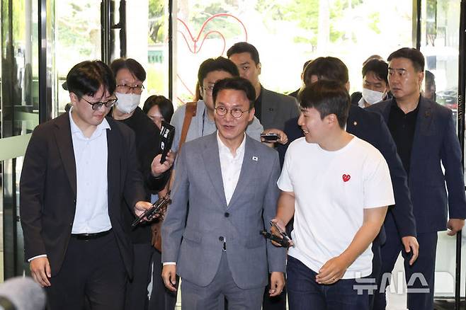 [경기광주=뉴시스] 정병혁 기자 = 김민석 국무총리가 28일 경기 광주시 곤지암리조트에서 열린 더불어민주당 6.3 지방선거 청년 당선자 워크숍에 참석하고 있다. (공동취재) 2026.06.28. photo@newsis.com