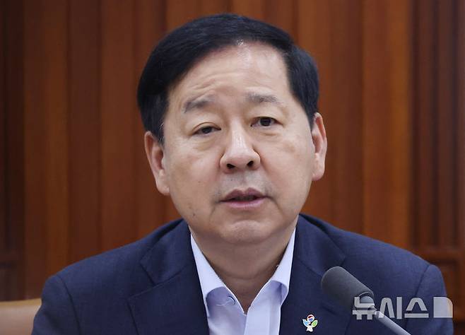 [서울=뉴시스] 조수정 기자 = 구윤철 경제부총리 겸 재정경제부 장관이 26일 오전 서울 종로구 정부서울청사에서 비상경제본부 회의 겸 경제관계장관회의 겸 민생물가 특별관리 관계장관 TF 회의를 주재하고 있다. 2026.06.26. chocrystal@newsis.com