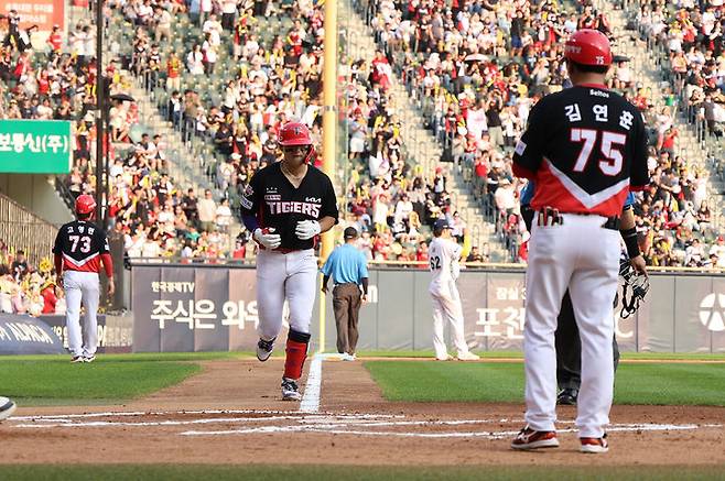 [서울=뉴시스] 프로야구 KIA 타이거즈 김도영이 28일 서울 잠실구장에서 열린 2026 신한 쏠 KBO리그 두산 베어스전에서 홈런을 친 뒤 베이스를 돌고 있다. (사진=KIA 타이거즈 제공) 2026.06.28.