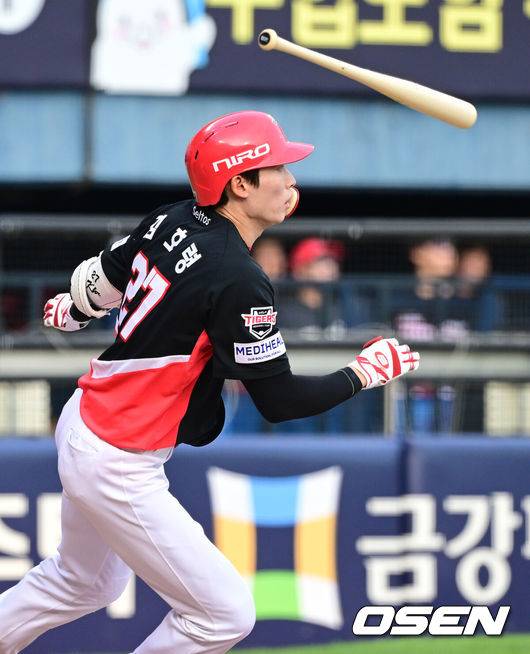 [OSEN=잠실, 최규한 기자] 28일 서울 잠실야구장에서 ‘2026 신한 SOL Bank KBO리그’ 두산 베어스와 KIA 타이거즈의 경기가 열렸다.홈팀 두산은 최승용, 방문팀 KIA는 김태형을 선발로 내세웠다.6회초 1사 만루 상황 KIA 김호령이 싹쓸이 3타점 2루타를 날리고 있다. 2026.06.28 / dreamer@osen.co.kr