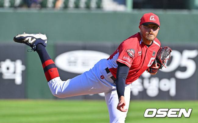 [OSEN=부산, 이석우 기자] 28일 부산 사직야구장에서 2026 신한 SOL KBO 리그 롯데 자이언츠와 LG 트윈스의 경기가 열렸다. 홈팀 롯데는 비슬리가, 방문팀 LG는 장현식이 선발 출전했다.롯데 자이언츠 선발 투수 비슬리가 역투하고 있다. 2026.06.28 / foto0307@osen.co.kr