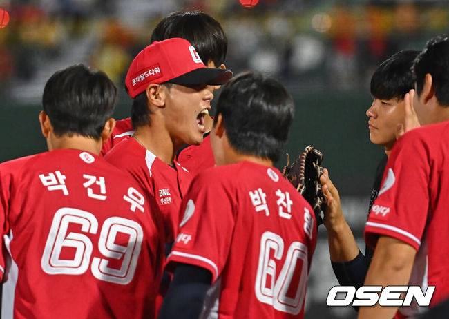 [OSEN=부산, 이석우 기자] 28일 부산 사직야구장에서 2026 신한 SOL KBO 리그 롯데 자이언츠와 LG 트윈스의 경기가 열렸다. 홈팀 롯데는 비슬리가, 방문팀 LG는 장현식이 선발 출전했다.롯데 자이언츠 이이무라가 7회초 2사 3루 LG 트윈스 신민재를 삼진으로 잡고 동료들과 하이파이브를 하고 있다. 2026.06.28 / foto0307@osen.co.kr