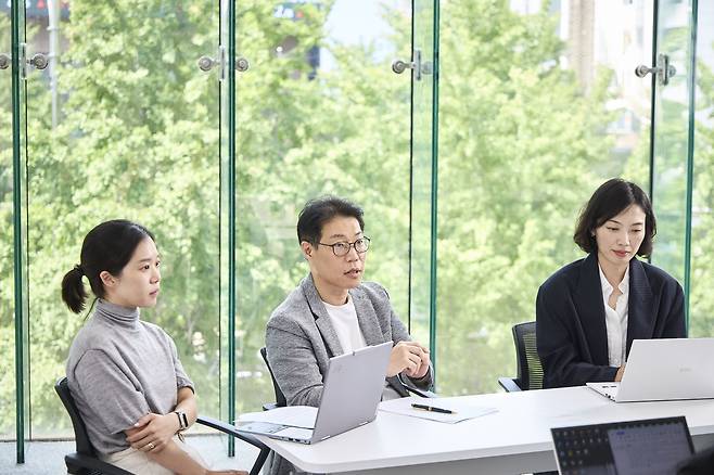 지난 1일 서울 중구&nbsp;SKT타워에서 만난&nbsp;SKT&nbsp;역량육성팀의 유다솜 매니저(왼쪽부터)와 윤홍노 팀장, 노정혜 매니저가&nbsp;SKT&nbsp;사내&nbsp;AI&nbsp;교육 방침을 소개하며 환하게 웃고 있다.&nbsp;SKT&nbsp;제공