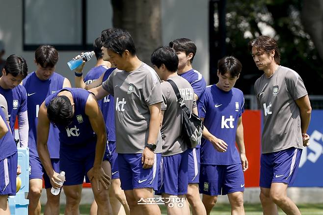 홍명보 한국 남자 축구대표팀 감독(오른쪽)이 28일 멕시코 과달라하라 팀 훈련장에서 2026 북중미 월드컵 32강 진출 여부를 기다리며 훈련을 지켜보고 있다. 2026.06.28 과달라하라(멕시코) | 문재원 기자