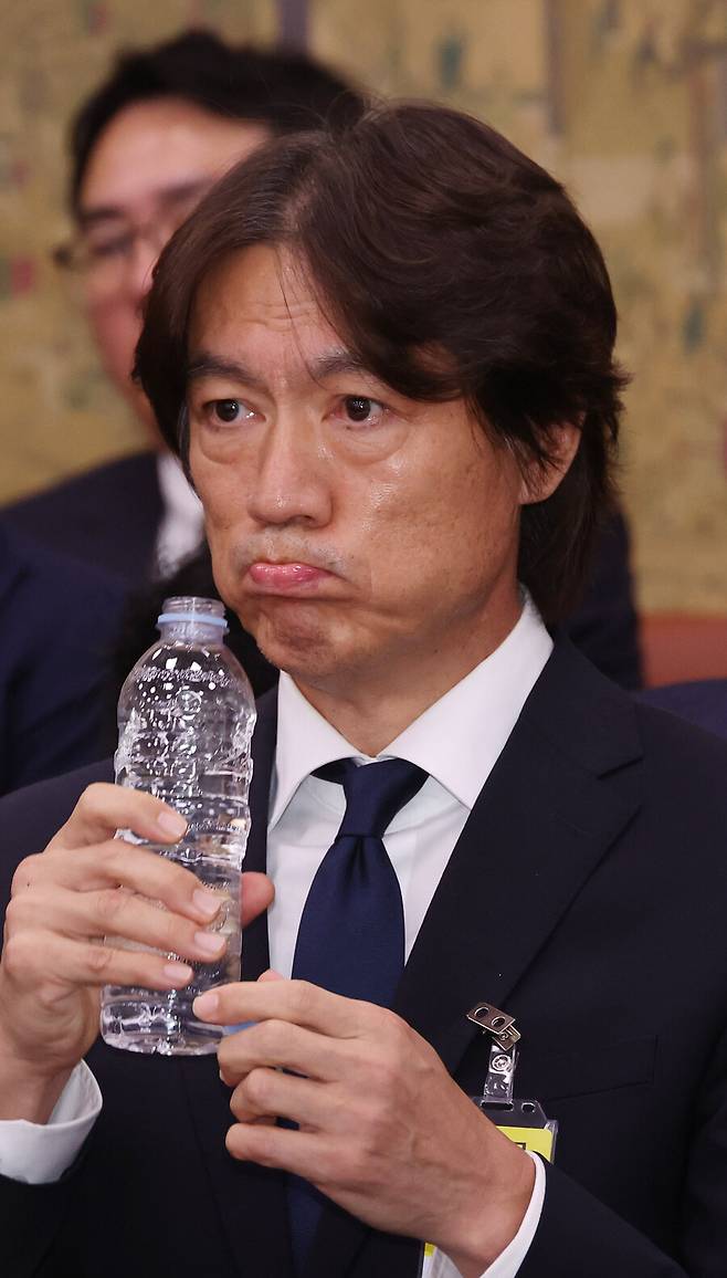 ▲ 한국 축구가 월드컵 조별리그 탈락이라는 충격적인 성적표를 받아든 가운데, 후폭풍은 그라운드를 넘어 정치권으로까지 확산하는 모양새다. 사진은 2024년 9월 문체위 현안 질의에 참석한 홍명보 감독. ⓒ 연합뉴스