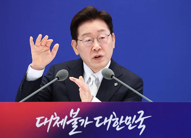이재명 대통령이 8일 청와대 영빈관에서 열린 취임 1주년 기자회견 대체불가 대한민국에서 발언하고 있다. [사진 | 뉴시스]