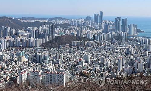 부산 해운대구와 수영구 일대 아파트와 고층 건물. [연합뉴스 자료사진]
