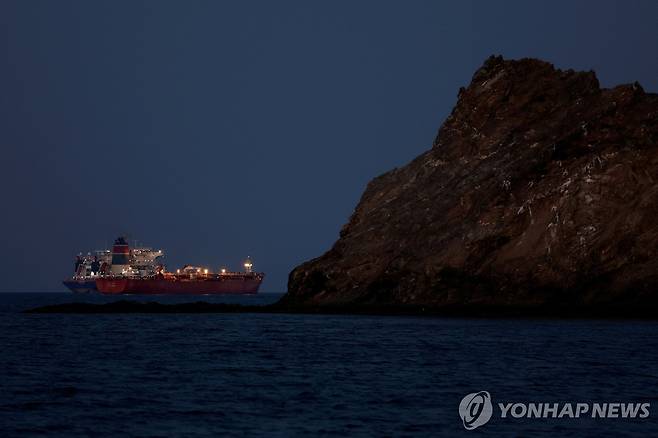 미국과 이란이 호르무즈 해협에서 충돌한 가운데 오만 무스카트 인근 해역에 정박 중인 유조선 [로이터 연합뉴스 자료사진. 재판매 및 DB 금지]
