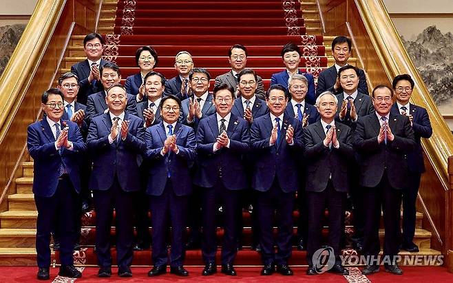 광주·전남 행정통합 청와대 오찬 간담회 (광주=연합뉴스) 이재명 대통령이 9일 광주·전남 행정통합과 관련해 청와대 오찬 간담회에 참석한 강기정 광주시장과 김영록 전남지사, 지역 국회의원들과 함께 기념촬영을 하고 있다. 2016.1.9 [광주시 제공. 재판매 및 DB 금지] iny@yna.co.kr