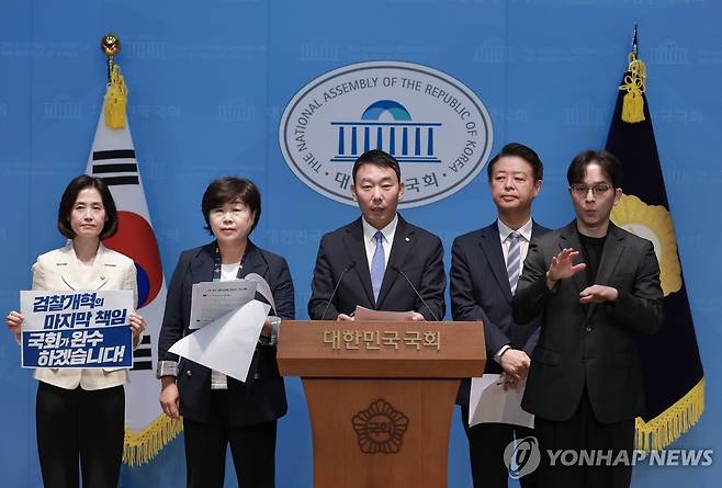 형사소송법 발의 기자회견 하는 민주당·조국혁신당 의원들 (서울=연합뉴스) 신현우 기자 = 더불어민주당 김영호·김용민·서영교 의원과 조국혁신당 박은정 의원이 26일 국회 소통관에서 검찰개혁과 관련해 형사소송법 개정안 발의 기자회견을 하고 있다. 2026.6.26 nowwego@yna.co.kr
