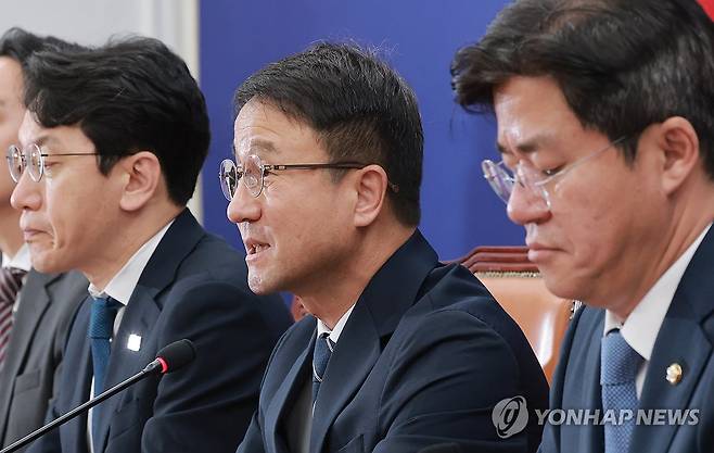 발언하는 한병도 당대표 직무대행 겸 원내대표 (서울=연합뉴스) 신현우 기자 = 더불어민주당 한병도 당대표 직무대행 겸 원내대표가 25일 국회에서 열린 정책조정회의에 참석해 발언하고 있다. 2026.6.25 nowwego@yna.co.kr